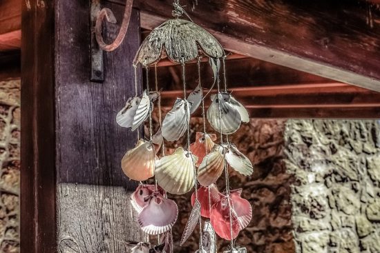 découvrez l'art du feng shui, une pratique millénaire chinoise qui harmonise votre espace de vie pour favoriser le bien-être, l'énergie positive et l'équilibre. explorez des conseils pratiques pour aménager votre maison selon les principes du feng shui et transformer votre quotidien.