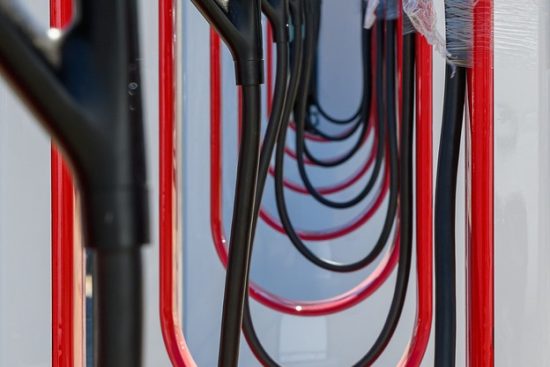 découvrez tout ce qu'il faut savoir sur la recharge des véhicules électriques : types de bornes, conseils pratiques et avantages pour un futur plus vert.