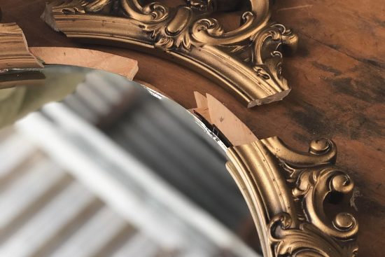 découvrez le miroir xxl, un élément de décoration incontournable pour agrandir visuellement votre espace tout en apportant une touche d'élégance. idéal pour le salon, la chambre ou l'entrée, ce miroir allie style et fonctionnalité, créant une atmosphère lumineuse et accueillante.