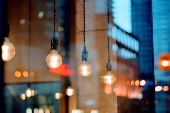 découvrez l'univers fascinant de l'éclairage avec nos conseils et astuces pour sublimer chaque espace de votre maison. des tendances lumineuses aux choix d'ampoules, apprenez à créer une ambiance chaleureuse et accueillante grâce à un éclairage adapté.