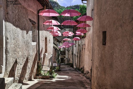 découvrez l'art de la décoration provençale, mêlant authenticité et chaleur du sud de la france. inspirez-vous des couleurs typiques, des matériaux naturels et des objets décoratifs traditionnels pour transformer votre intérieur en un havre de paix aux accents ensoleillés.
