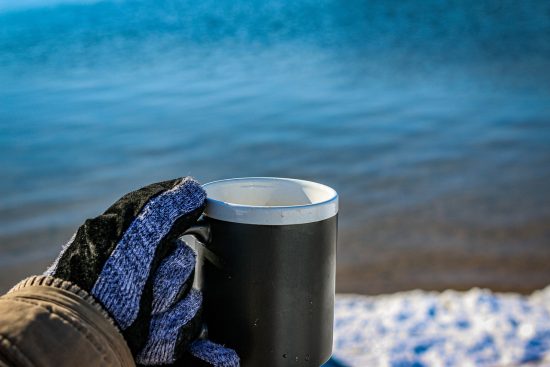 découvrez l'art de vivre danois du hygge, une philosophie qui prône le bien-être et la convivialité. apprenez à créer des espaces chaleureux et à apprécier les petits moments de la vie pour favoriser la sérénité et la joie au quotidien.