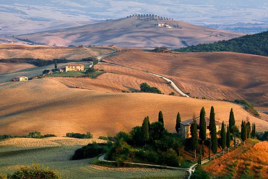 découvrez la beauté envoûtante de la toscane, région emblématique d'italie, célèbre pour ses collines ondulantes, ses vignobles luxuriants et son patrimoine artistique. explorez ses villes médiévales, savourez sa cuisine délicieuse et plongez dans son riche passé historique.