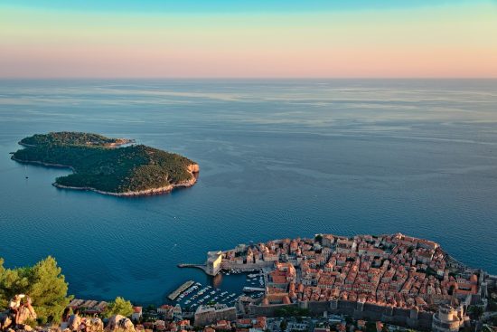 découvrez les merveilles de la méditerranée : plages ensoleillées, cuisine délicieuse, paysages à couper le souffle et cultures riches. embarquez pour une aventure inoubliable au cœur des destinations méditerranéennes.