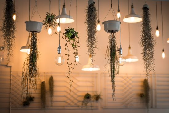 découvrez l'art de la décoration provençale, un mélange harmonieux de couleurs chaudes, de matériaux naturels et de style rustique. transformez votre intérieur en un havre de paix inspiré par le charme et l'authenticité du sud de la france.