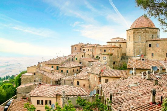 découvrez la beauté envoûtante de la toscane, région emblématique d'italie, où l'art, la culture et la gastronomie se mêlent dans un paysage pittoresque de collines, de vignobles et de villages médiévaux. explorez ses trésors architecturaux, savourez ses délices culinaires et vivez une expérience inoubliable au cœur de la nature toscane.