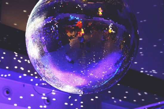 découvrez l'univers exaltant du disco, un mouvement musical emblématique des années 70 qui a révolutionné les pistes de danse avec ses rythmes entraînants, ses tenues brillantes et son ambiance festive. plongez dans l'histoire, les icônes et l'impact culturel du disco aujourd'hui.