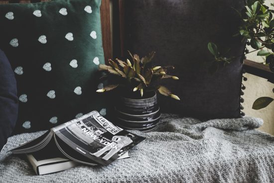 découvrez l'art de la décoration cozy : des idées inspirantes pour créer un intérieur chaleureux et accueillant, alliant confort et esthétisme. transformez votre espace de vie en un havre de paix avec des touches douces et des matériaux naturels.