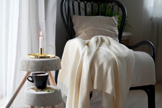 découvrez le concept danois du hygge, une invitation à créer un environnement chaleureux et accueillant, propice à la détente et au bonheur au quotidien. apprenez à harmoniser votre intérieur, apprécier les petites choses et cultiver un mode de vie serein et convivial.