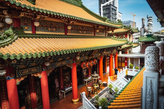 découvrez l'art de la décoration chinoise, où tradition et modernité se rencontrent. explorez des idées inspirantes pour transformer votre intérieur avec des éléments raffinés et authentiques. imprégnez votre espace d'une atmosphère zen et harmonieuse en intégrant des motifs et des objets emblématiques de la culture chinoise.