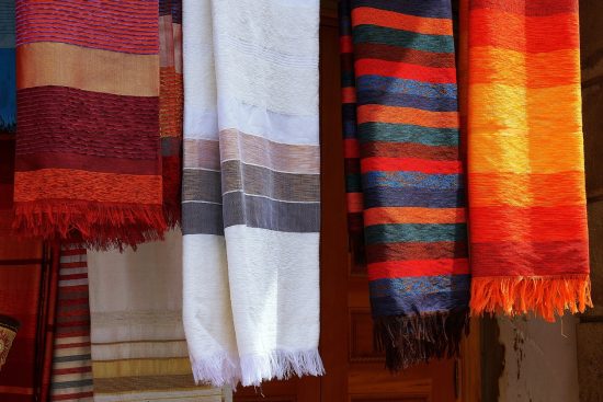 découvrez l'art de la décoration marocaine : un mélange envoûtant de couleurs vives, de motifs exotiques et d'éléments artisanaux uniques. transformez votre espace en un havre de paix inspiré des traditions marocaines.