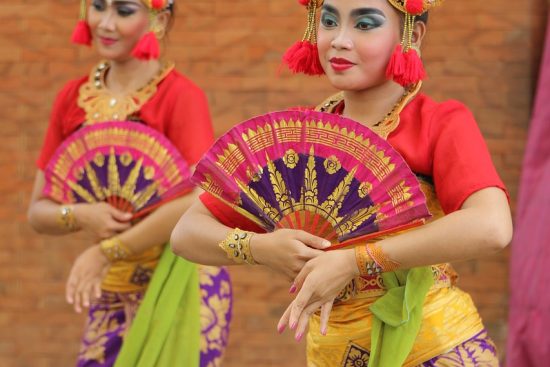 découvrez l'essence de bali avec notre guide complet sur la culture, la cuisine et les paysages époustouflants de cette île indonésienne emblématique. plongez dans une expérience unique et enrichissante en explorant les traditions balinaises.
