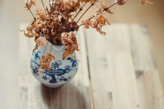 découvrez l'art du hygge, un mode de vie danois qui prône le confort, la convivialité et le bonheur au quotidien. apprenez à créer une atmosphère chaleureuse chez vous, à savourer les petits plaisirs de la vie et à cultiver des moments de joie partagée.