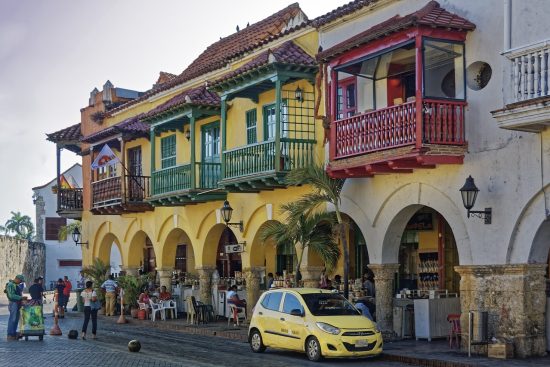 découvrez le style colonial, une fusion élégante d'élégance et d'histoire, alliant des éléments architecturaux inspirés des périodes coloniales aux touches modernes. plongez dans un univers où le charme d'antan rencontre le confort contemporain.