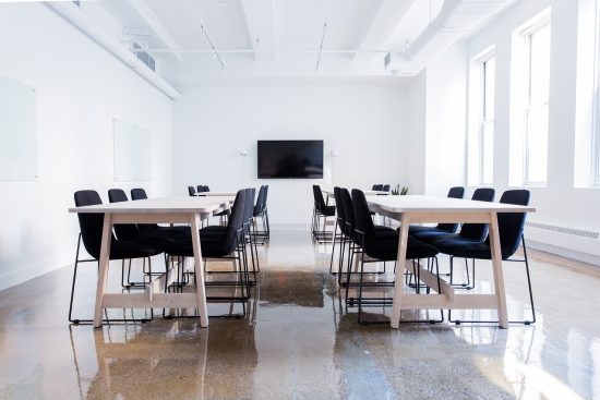 découvrez l'élégance du design minimaliste avec nos conseils pour aménager un intérieur épuré. apprenez à choisir des couleurs, des meubles et des accessoires qui créent une atmosphère sereine et harmonieuse. transformez votre espace en un sanctuaire élégant où chaque élément a sa place.