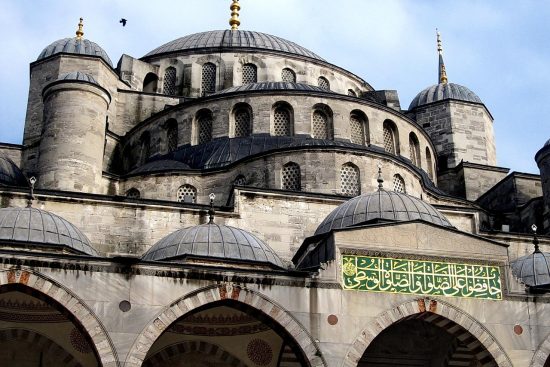 découvrez l'élégance intemporelle de l'ottoman style, un mélange unique de culture, d'art et de confort qui transforme votre espace de vie en un havre de paix. explorez nos conseils et inspirations pour intégrer ce style riche en histoire dans votre décoration intérieure.