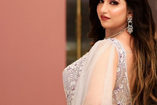 découvrez l'univers vibrant et coloré du style bollywood, une fusion captivante de danse, de mode et de culture indienne. plongez dans cet art de vivre exubérant qui célèbre la diversité, la joie et l'émotion à travers des vêtements audacieux et des mouvements envoûtants.