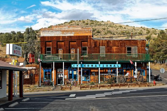 découvrez l'ambiance unique des saloons du far west, où convivialité et traditions se rencontrent. plongez dans l'univers des westerns, avec des boissons typiques, de la musique live et des décors authentiques. un lieu incontournable pour les amateurs de culture western et de divertissement.