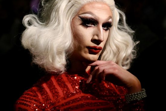 découvrez l'univers fascinant de la drag culture, où l'art du spectacle, la performance et l'expression de soi se mêlent pour célébrer la diversité et la créativité. plongez dans des spectacles captivants, des concours exaltants et des figures emblématiques qui redéfinissent les normes de genre et d'identité.