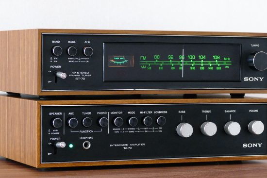 découvrez l'univers fascinant des années 70 : une décennie emblématique marquée par la musique légendaire, la mode audacieuse et des révolutions culturelles. plongez dans cette époque où le style et l'innovation se mêlent pour créer une ambiance unique et intemporelle.