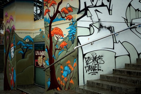 découvrez l'univers vibrant du street art, un mouvement artistique urbain qui transforme les murs en toiles vivantes. explorez les œuvres colorées et engagées des artistes qui font vibrer les villes, tout en reflétant des messages sociaux et culturels. plongez dans cette forme d'expression unique qui transforme l'espace public en galerie d'art à ciel ouvert.