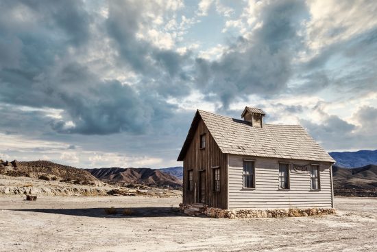 découvrez l'univers fascinant du western, un genre cinématographique qui évoque les grands espaces, les duels au soleil et les légendaires cowboys. plongez dans les histoires de courage et d'aventure au cœur de l'ouest américain.