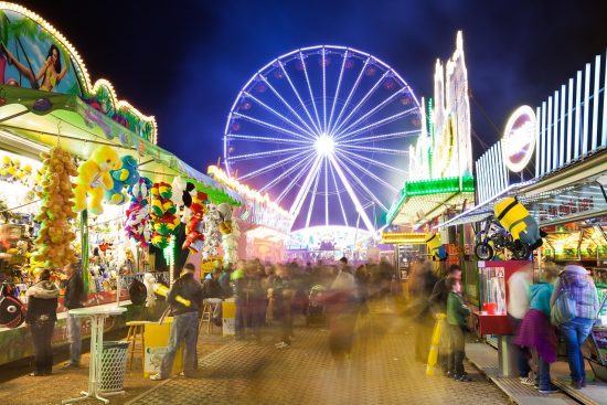 découvrez l'univers captivant des foires et des spectacles forains, où attractions et divertissements se mêlent pour offrir une expérience inoubliable. explorez les manèges, les jeux, les délices culinaires et l'ambiance festive qui animent ces lieux emblématiques.