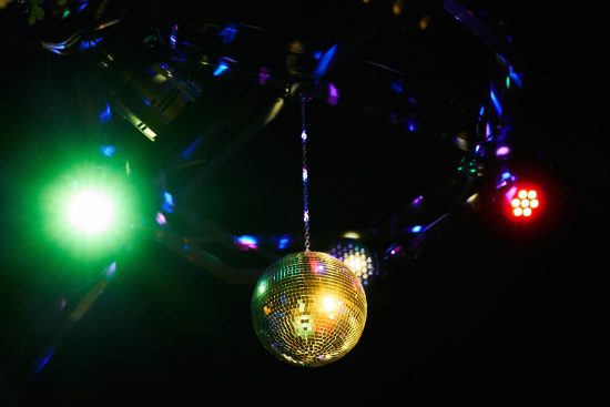 découvrez des idées inspirantes pour la décoration disco, alliant couleurs vives et lumières éblouissantes. transformez votre espace en une véritable piste de danse rétro pleine de joie et d'énergie.