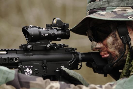 découvrez le style commando, un look audacieux et robuste alliant confort et fonctionnalité. explorez des tenues inspirées des forces armées qui combinent praticité et tendance pour un impact visuel fort.