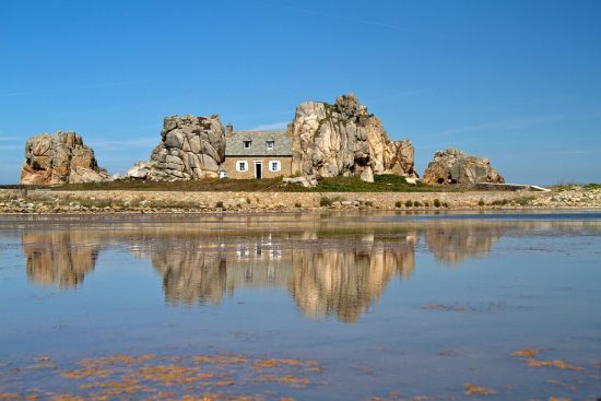 découvrez la bretagne, une région pittoresque de france, célèbre pour ses paysages côtiers époustouflants, sa riche culture celtique et sa cuisine délicieuse. explorez les charmantes villes historiques, les magnifiques plages et les sentiers de randonnée à travers cette destination unique.