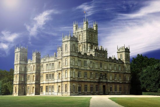 découvrez l'univers fascinant de downton abbey, une saga captivante qui plonge au cœur de la noblesse anglaise du début du xxe siècle. suivez les aventures de la famille crawley et de leurs serviteurs dans cette série primée qui explore les intrigues, les romances et les bouleversements sociaux de l'époque.
