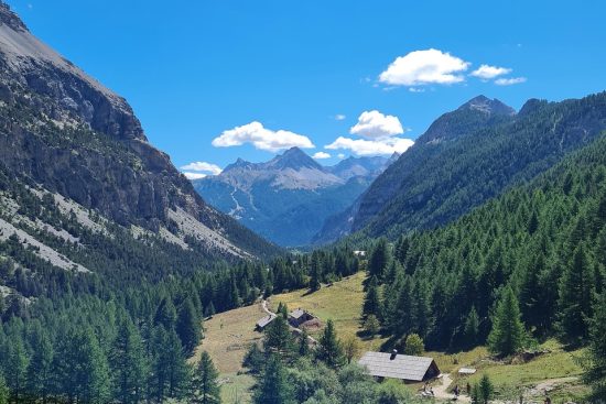 découvrez notre collection de chalets au style unique, alliant charme traditionnel et confort moderne. parfaits pour des escapades en nature ou des vacances en famille, nos chalets offrent une atmosphère chaleureuse et conviviale. explorez nos options dès aujourd'hui !