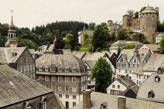 découvrez l'architecture du colombage, un style caractérisé par des poutres apparentes et des pans de bois qui racontent l'histoire des bâtiments traditionnels. explorez les caractéristiques, l'esthétique et l'importance culturelle de cette technique unique dans la construction.