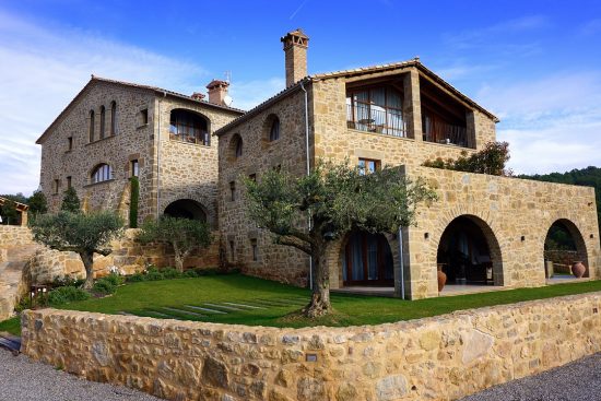 découvrez le charme intemporel des fermes traditionnelles avec notre guide sur le style 'farmhouse'. explorez des idées de décoration rustique, des techniques de rénovation et des conseils pratiques pour créer une atmosphère chaleureuse et accueillante dans votre maison.
