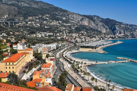 découvrez la beauté envoûtante de la riviera, où le soleil brille sur des plages dorées et des paysages à couper le souffle. explorez des villes emblématiques, savourez une cuisine méditerranéenne exquise et laissez-vous séduire par le charme unique de cette destination prisée.